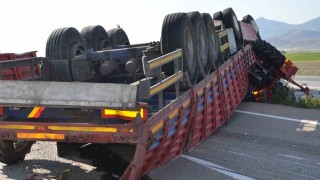 Konyada traktör taşıyan tır devrildi: 1 yaralı