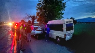 Köpeğe çarpmamak için direksiyonu kırdı, karşı şeride geçerek minibüse çarptı: 1 yaralı