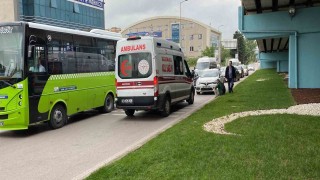 Koşarak karşıya geçen yaya otomobilin aynasına çarpıp yaralandı