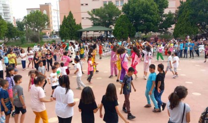 Kozanda 300 çocuğa bayramlık hediye edildi