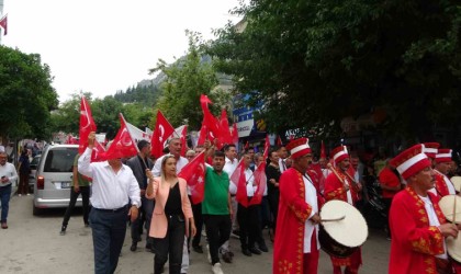 Kozanlılar il olmak için mehteran eşliğinde yürüdü