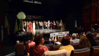 Kültürlerini yaşatmak için 30 amatör oyuncu tiyatro sahneliyor
