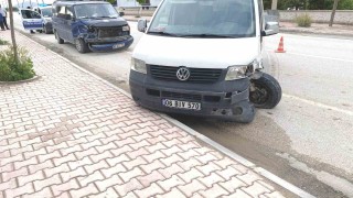 Kuluda minibüslerin çarpıştığı kaza ucuz atlatıldı