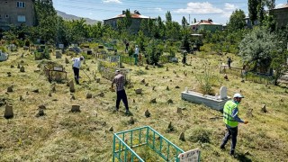 Kurban Bayramı öncesi mezarlıklarda sıkı temizlik