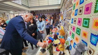 Kursiyerler el emeklerini sergiliyor