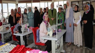 Kursiyerler yılsonu sergisine hazırlanıyorlar