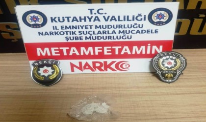 Kütahyada 4 ayrı suçtan aranan şahıs uyuşturucu madde ile yakalandı