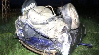 Kütahyada otomobil şarampole devrildi: 1 ölü, 1 yaralı