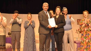 Kütahyada sahnelenen Daire 15 karışangiller isimli tiyatro oyunu beğenildi