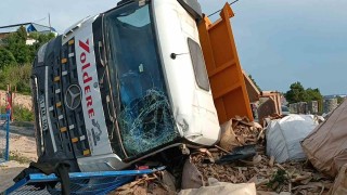 Lastiği patlayan hafriyat kamyonu başka bir araca çarpıp devrildi