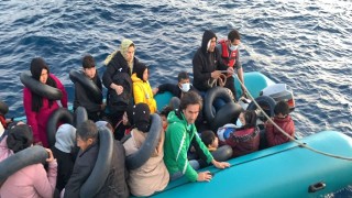 Lastik botları arızalanan ve sürüklenen 27 kaçak göçmen kurtarıldı
