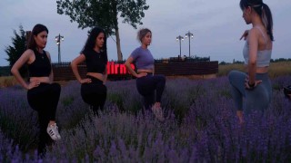 Lavanta tarlasında gün batımı eşliğinde yoga