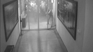 Levyelerle belediyenin kapılarını kırıp makama saldırdılar