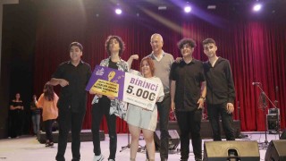 Liseler şarkılarıyla yarıştı