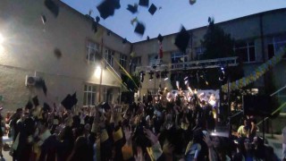 Liseli öğrencilerin mezuniyet coşkusu