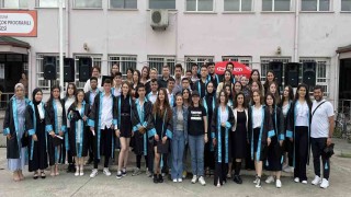 Liseliler kepleri havaya atarak mezuniyeti kutladı