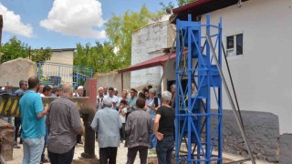 Mahalleliden güç birliği: Depremde yıkılan minarenin yerine fiberglas ve çelikle yenisi yapılıyor