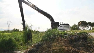 Manisa merkezdeki 2 mahalleden geçen kurutma kanalı temizleniyor