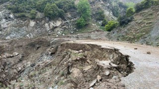 Manisada heyelan sebebiyle kapanan yol yeniden ulaşıma açıldı