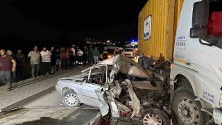 Manisada kamyonun çarptığı otomobil hurdaya döndü: 1 yaralı