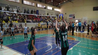 Manisada mini voleybol şenliği coşkuyla yapıldı
