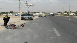 Mardinde hafif ticari araç motosiklete çarptı: 2 yaralı