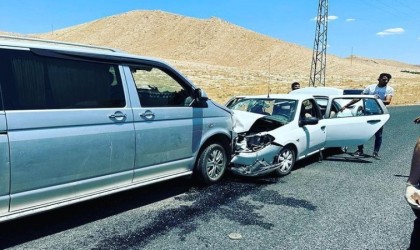 Mardinde iki araç kafa kafaya çarpıştı: 9 yaralı