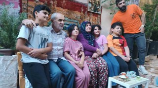 Mardinli çift kaybettikleri evladının acısını yaşadıkları sokağı yeşillendirerek unutmaya çalışıyor