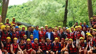 Masa tenisi için geldiler rafting yaptılar