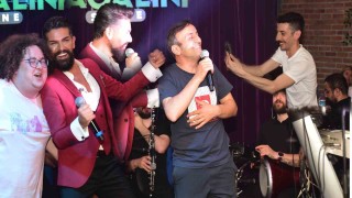 Mehmet Çevik konukları ile doyasıya eğlendirdi