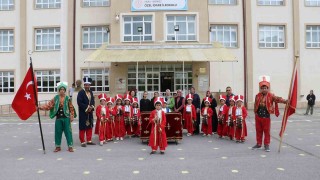 Mektepli minik mehteranlar geçmişten geleceği köprü oluyor