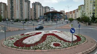 Melikgazide kavşaklar çiçeklerle süslendi