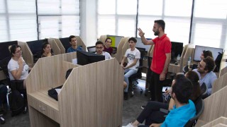 Mercek kursları gençleri geleceğin mesleklerine yönlendiriyor