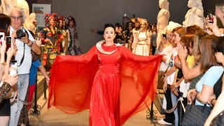 Mersinde Güçlü Kadınlar ve Şahmeran temalı sergi ve defile düzenlendi