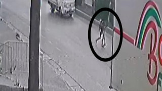 Mersinde iki ayrı kaza güvenlik kamerasına yansıdı