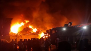 Mersinde plastik fabrikasında yangın