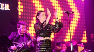 Merve Özbey Bursada coşturdu