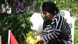 Mezarlıkta acı ziyaret: Gözü yaşlı hala, yeğeninin doğum gününü unutmadı