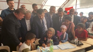 Milli Eğitim Bakanı Tekin, konteyner kentte eğitim çadırlarını gezdi