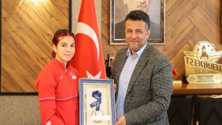 Milli sporcu Bayrak, Çarşambaya madalyayla döndü