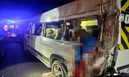 Minibüs ile TIR çarpıştı: 3 ölü, 16 yaralı
