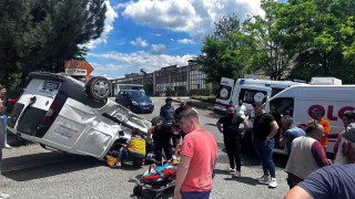 Minibüse çarpıp ters döndü, sürücü sıkıştı