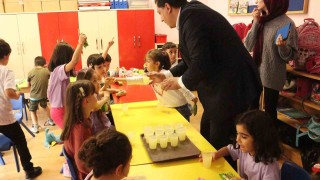 Miniklere limonata ve kek ikram edildi