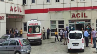 Motosiklet yolun karşısına geçmek isteyen doktora çarptı: 1i ağır 3 yaralı