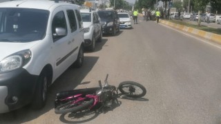 Motosiklet, yolun karşısına geçmeye çalışan polise çarptı: 2 yaralı