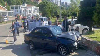 Motosiklete çarpıp karşı şeride geçti: 2 yaralı