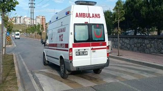 Motosiklette dengesini kaybedip düştü