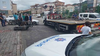 Motosikletteki gençler dönüş yapan araçla çarpıştı
