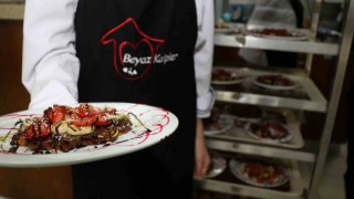 Öğrenciler kendi elleriyle pişirip sattı, gelir depremzedelere bağışladı