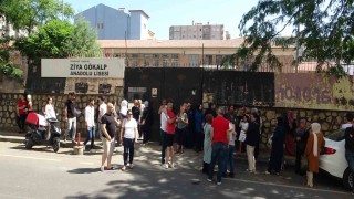 Öğrenciler sınavda, aileler dışarıda AYT heyecanı yaşıyor